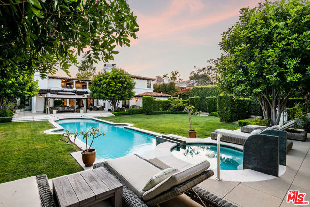 722 N Maple Drive, Beverly Hills CA: https://media.crmls.org/mediaz/96f33644-e247-412c-9519-e908095ff3fc.jpg