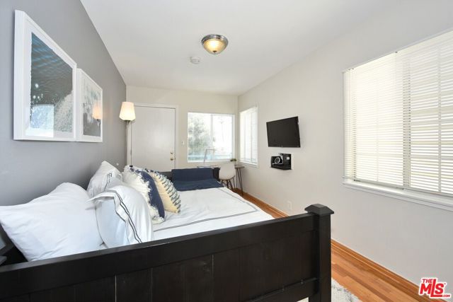 16 Clubhouse Avenue, Venice CA: https://media.crmls.org/mediaz/96f3b42c-9340-4c6d-a834-d8e1d8dcfcad.jpg