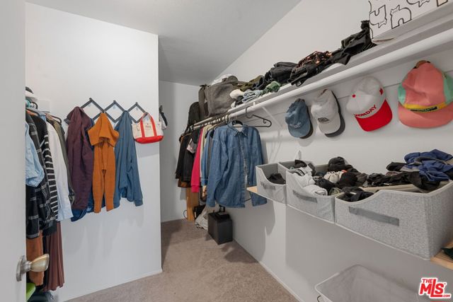 31568 Agoura Road, Westlake Village CA: https://media.crmls.org/mediaz/96f4c634-8fe5-439d-b5ff-198bedfdbf10.jpg