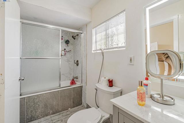 2530 Market St, Oakland CA: https://media.crmls.org/mediaz/96f5a7e0-ad85-40f0-b01a-5d769401d9b8.jpg