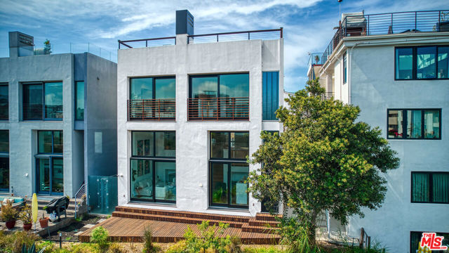 5106 Pacific Avenue, Marina del Rey CA: https://media.crmls.org/mediaz/96f5cc3f-c3f2-4e67-a1fa-1e9594fcda84.jpg