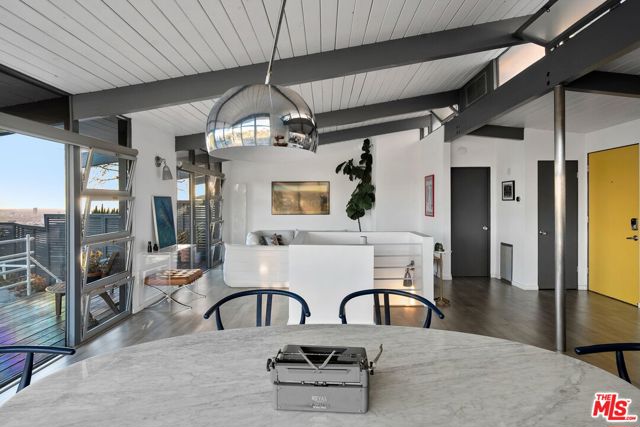 2690 Hollyridge Drive, Los Angeles CA: https://media.crmls.org/mediaz/96f5d2d8-e9d5-4922-952f-9cab01092190.jpg