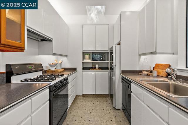 39 El Toyonal, Orinda CA: https://media.crmls.org/mediaz/96f6d876-322f-4ffd-b0b0-f458258411c4.jpg