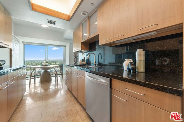 13600 Marina Pointe Drive, Marina del Rey CA: https://media.crmls.org/mediaz/96f728bd-bd48-4da8-a9c0-0c08475f7079.jpg