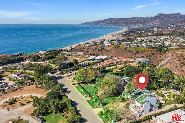 29417 Bluewater Road, Malibu CA: https://media.crmls.org/mediaz/96f7b8b5-dd78-435b-941e-004d65c4743c.jpg