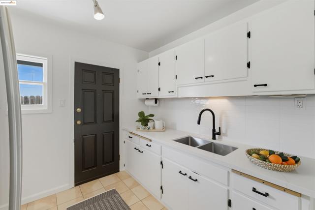 2721 Oliver Ave, Oakland CA: https://media.crmls.org/mediaz/96f90ec0-7835-490a-8d07-177f3318e2d2.jpg
