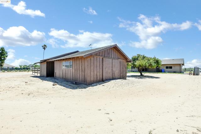 918 Carpenter Rd, Oakley CA: https://media.crmls.org/mediaz/96f99aed-b8d4-41cc-83c4-7ef3836c36c9.jpg