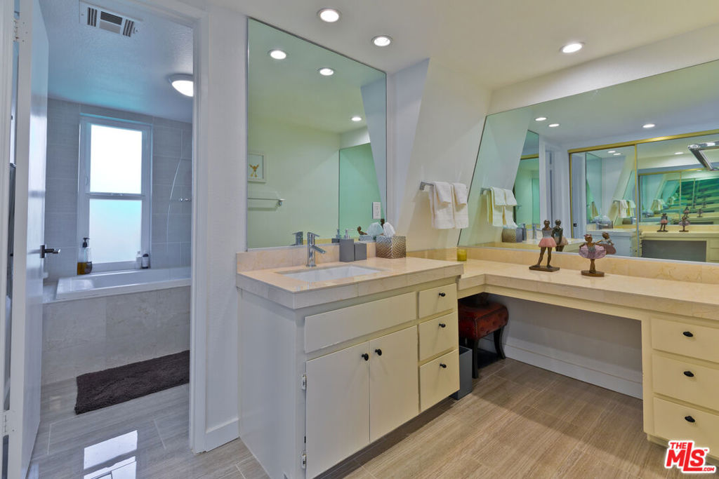 MLS #25525393 img 2