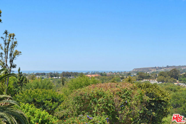 3629 Serra Road, Malibu CA: https://media.crmls.org/mediaz/96fa8e7b-b679-47a2-ab44-ec6fa86cef03.jpg
