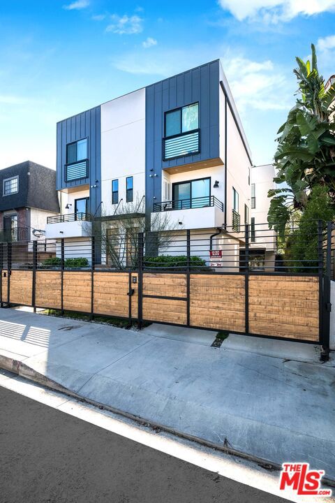 15328 Weddington Street, Sherman Oaks CA: https://media.crmls.org/mediaz/96fb1768-73e5-41aa-9963-761f3e91261a.jpg