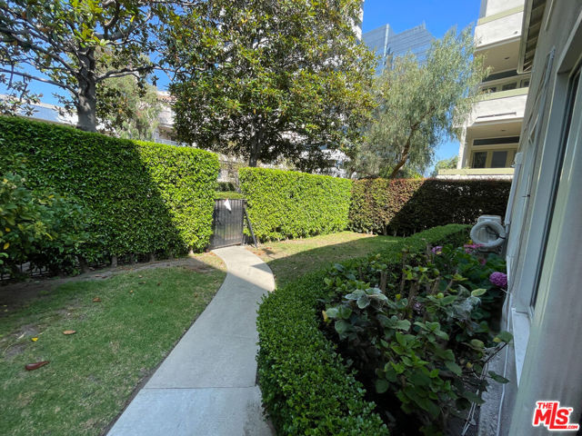 1169 Amherst Avenue, Los Angeles CA: https://media.crmls.org/mediaz/96fbc353-85ea-4d6c-9176-f8519e9a68e4.jpg