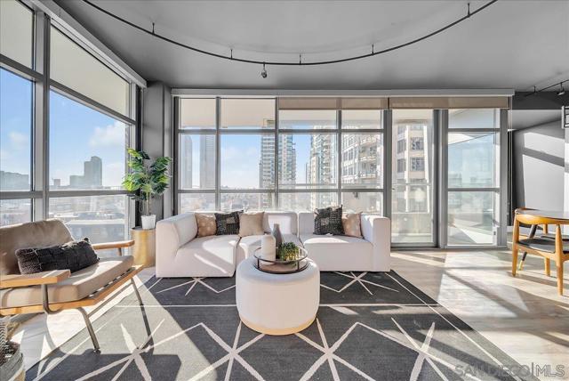 645 Front St, San Diego CA: https://media.crmls.org/mediaz/96fc115b-01f8-4d36-8a0a-6fc22a056349.jpg