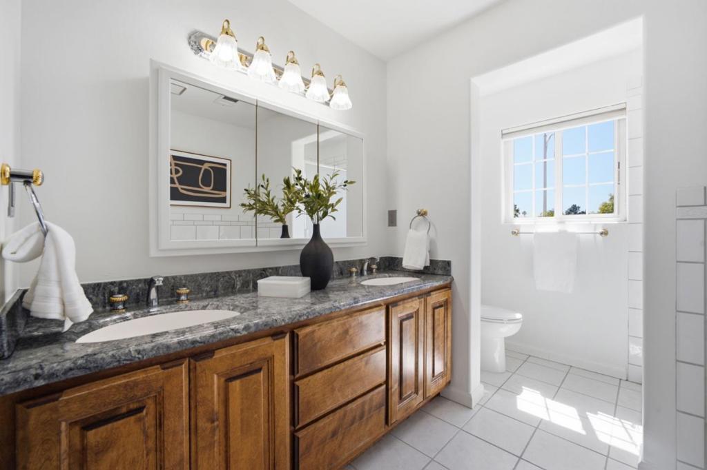 https://media.crmls.org/mediaz/96fc26ec-b8f7-4d66-aad7-bebad09141a3.jpg?preset=X-Large