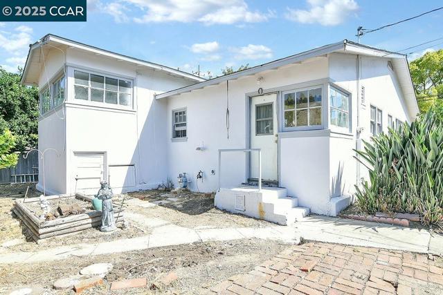 1634 Alhambra Ave, Martinez CA: https://media.crmls.org/mediaz/96fc9372-018d-48b3-b524-11ee06af9de7.jpg