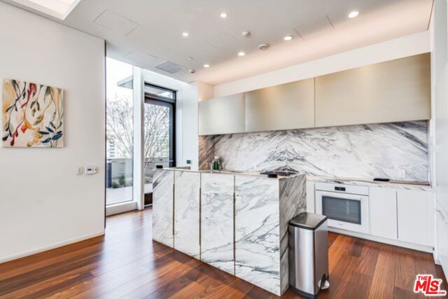 889 Francisco Street, Los Angeles CA: https://media.crmls.org/mediaz/96fd12fb-dcb9-4574-bafa-476665cd9323.jpg