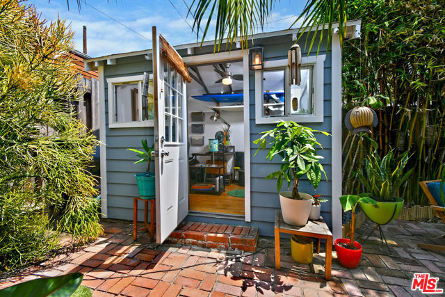 224 Horizon Avenue, Venice CA: https://media.crmls.org/mediaz/96fd4d11-288c-4b81-a9cf-ef7022ff5948.jpg