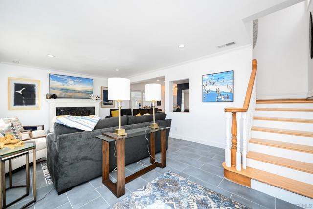 206 E E Oceanfront, Newport Beach CA: https://media.crmls.org/mediaz/96fdcadf-9651-43fa-b2ec-5aaa24393a26.jpg
