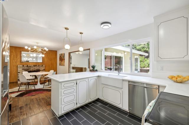 7606 Desertwood Ln, Pleasanton CA: https://media.crmls.org/mediaz/96fe5d97-a0ce-4531-8aa3-3ecc82be96be.jpg