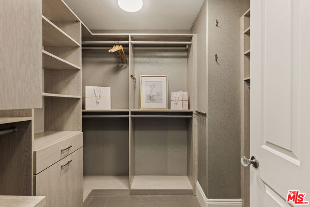 6592 Kentwood Bluffs Drive, Los Angeles CA: https://media.crmls.org/mediaz/96ff65b1-1675-4d53-968e-927dc4df9771.jpg