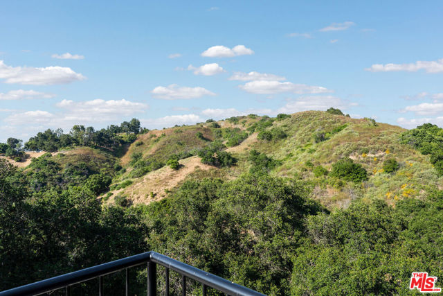 3140 Coldwater Canyon, Studio City CA: https://media.crmls.org/mediaz/96ff9526-7e70-40a7-ab83-b9b12b4a227b.jpg