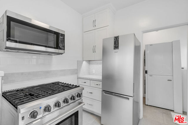 1557 S Genesee Avenue, Los Angeles CA: https://media.crmls.org/mediaz/96ffac88-1b43-4080-be8c-45298353e6cb.jpg