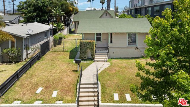 1925 19th Street, Santa Monica CA: https://media.crmls.org/mediaz/97001cbb-b32a-4bf3-a0f2-8d1de8c3b9e6.jpg