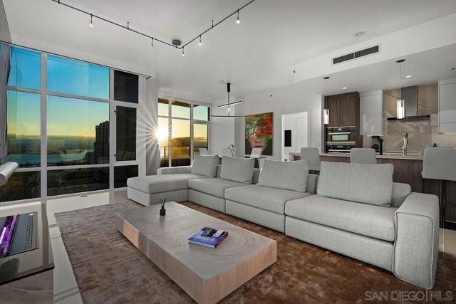 550 Front Street, San Diego CA: https://media.crmls.org/mediaz/970085a5-6a7f-4332-b003-ba71b89767a2.jpg