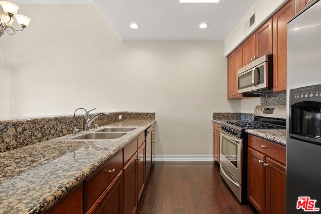 4202 Whitsett Avenue, Studio City CA: https://media.crmls.org/mediaz/9700ef75-738d-4d04-bc6a-3f9eb981dbbd.jpg