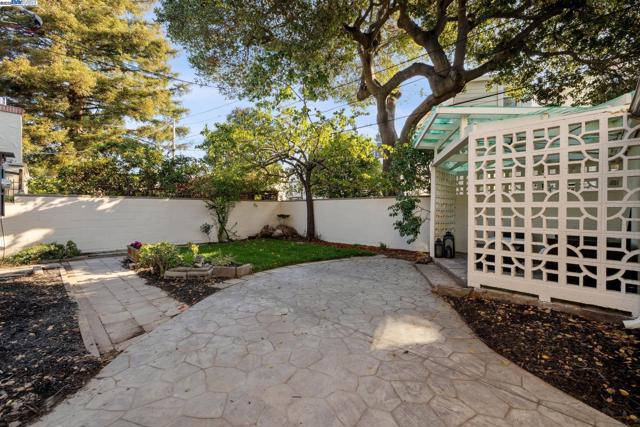1728 Cambridge Dr, Alameda CA: https://media.crmls.org/mediaz/9701019e-3072-4365-bbae-d4c5ed58e816.jpg
