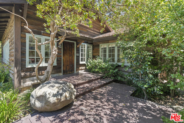 3 Latimer Road, Santa Monica CA: https://media.crmls.org/mediaz/9702dae9-85fa-45af-b411-19878810b47c.jpg