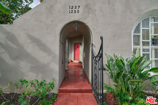1235 HI POINT Street, Los Angeles CA: https://media.crmls.org/mediaz/97034c52-348b-444c-9fc1-5075a191d609.jpg