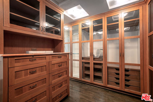 703 Walden Drive, Beverly Hills CA: https://media.crmls.org/mediaz/9703690c-8aeb-4681-9021-54de2217e104.jpg