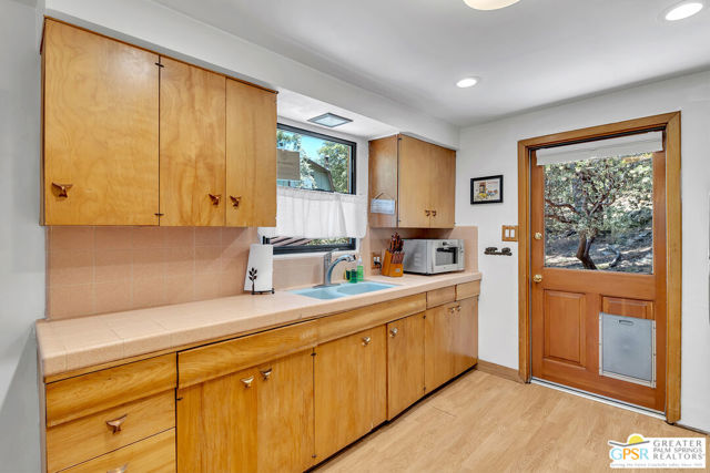 26540 Crestview Drive, Idyllwild CA: https://media.crmls.org/mediaz/9703c719-119d-474c-a8e0-47335c2f7393.jpg