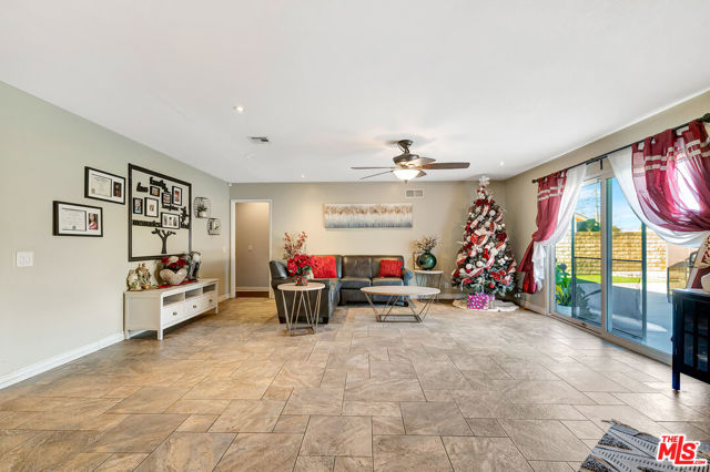 2425 Dusan Street, Simi Valley CA: https://media.crmls.org/mediaz/9705c552-f3d5-4a2e-b580-c1282abb92c9.jpg
