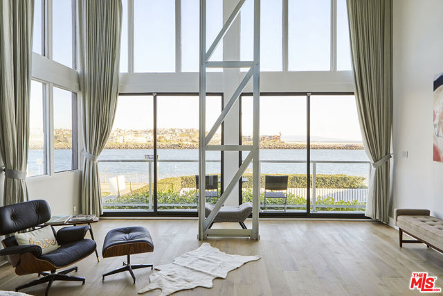 5515 Pacific Avenue, Marina del Rey CA: https://media.crmls.org/mediaz/97067b29-2c16-41f2-9f68-d4d49fd4aa06.jpg
