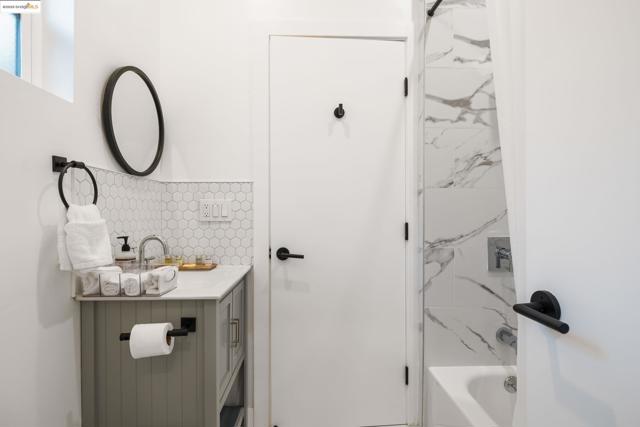 75 Echo Ave, Oakland CA: https://media.crmls.org/mediaz/9707250a-d8c2-4f4d-98e7-5d9bd912c5d5.jpg