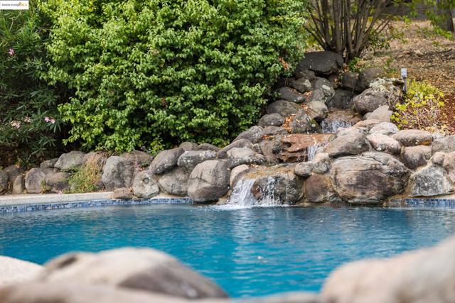 150 Santa Rita Dr, Walnut Creek CA: https://media.crmls.org/mediaz/97082ecd-685c-49f1-9b77-c80b7747c9c7.jpg