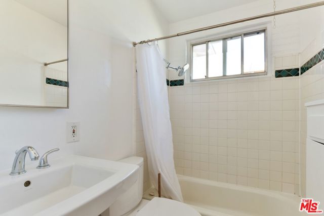 2033 Cloverfield Boulevard, Santa Monica CA: https://media.crmls.org/mediaz/97092f1d-c9f4-48f8-bc75-89a71c23de28.jpg