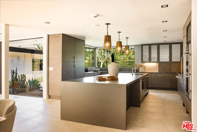 9991 Liebe Drive, Beverly Hills CA: https://media.crmls.org/mediaz/970a1f99-735e-43d2-b604-da4fbbd14d73.jpg