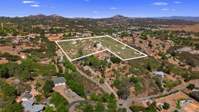 2 Chablis Rd, Ramona CA: https://media.crmls.org/mediaz/970afbed-1659-4b19-931e-6cc2a51023d3.jpg