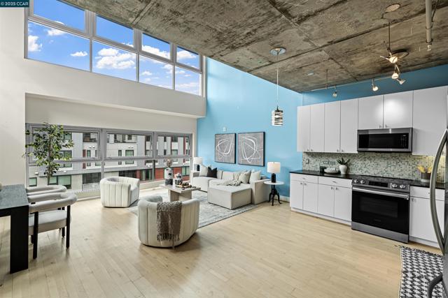 311 Oak St, Oakland CA: https://media.crmls.org/mediaz/970b72a9-3a85-4d85-9857-3cef4c24c77e.jpg