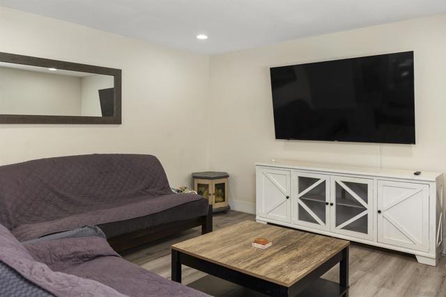 530 Calle Montecito, Oceanside CA: https://media.crmls.org/mediaz/970c4fd9-6bd2-419f-93bf-c5c77d27dae9.jpg