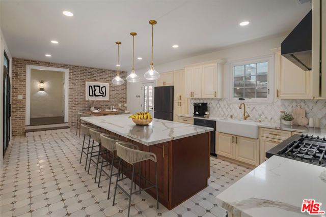 333 Virginia Avenue, Pasadena CA: https://media.crmls.org/mediaz/970c914c-e180-43a8-ac40-6949dc4b02a4.jpg