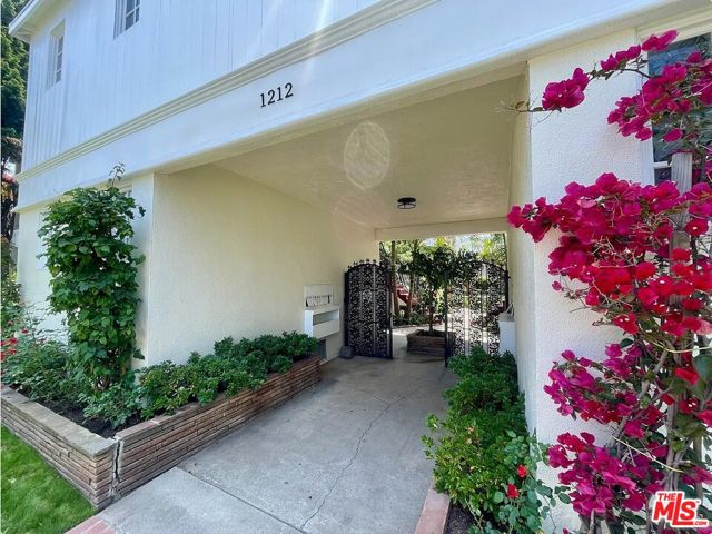 1212 10th Street, Santa Monica CA: https://media.crmls.org/mediaz/970cf65a-b0c5-4945-937f-546b907afcac.jpg