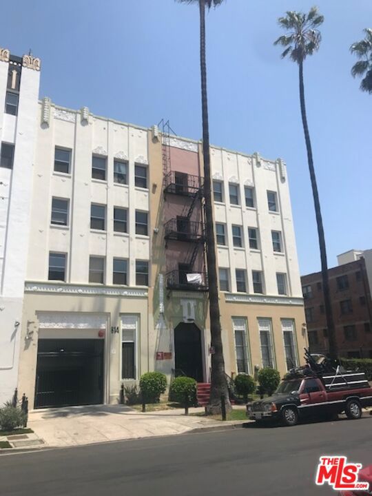 814 S Hobart Boulevard #203