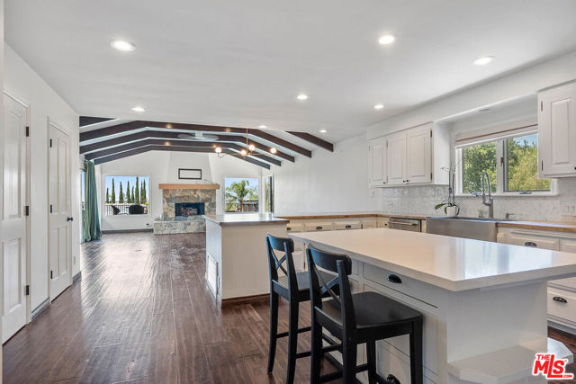 4713 Bedel Street, Woodland Hills CA: https://media.crmls.org/mediaz/970e12f1-4b96-49d3-8003-26684eb7b76d.jpg