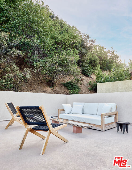 701 Museum Drive, Los Angeles CA: https://media.crmls.org/mediaz/970e6fa7-b343-4e5b-a823-403de3c2ff2e.jpg