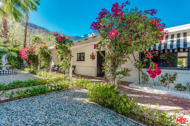 148 W Camino Descanso, Palm Springs CA: https://media.crmls.org/mediaz/970fadb5-e4a3-4e34-a917-2b50aa4041cf.jpg