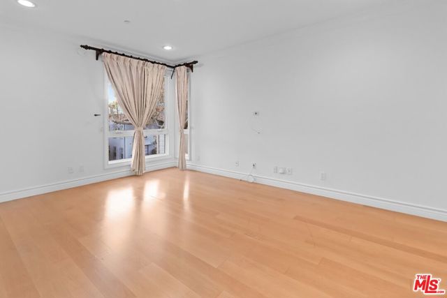 121 N Almont Drive, Beverly Hills CA: https://media.crmls.org/mediaz/9710c31c-8fbe-46f1-a373-2d1a2eb0a91e.jpg