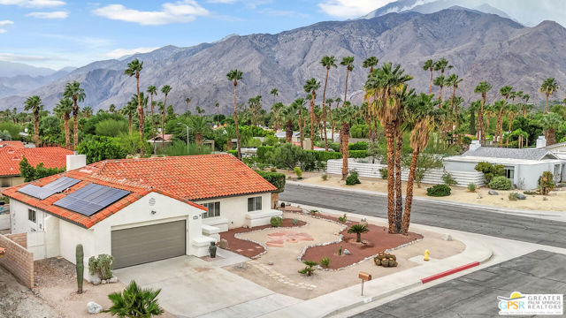 1425 E Luna Way, Palm Springs CA: https://media.crmls.org/mediaz/971161ac-72f0-44d5-ae11-085d429eadb6.jpg